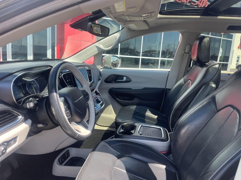 Chrysler Pacifica Vehicle Image 23