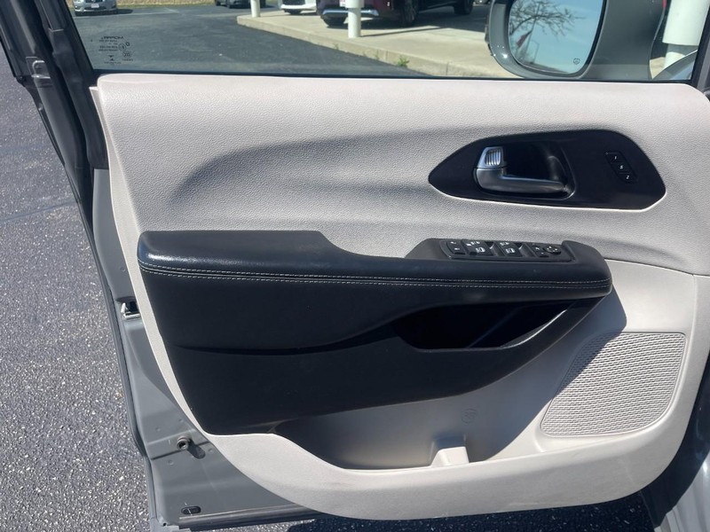 Chrysler Pacifica Vehicle Image 25