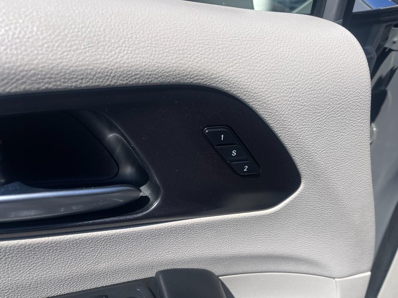 Chrysler Pacifica Vehicle Image 26