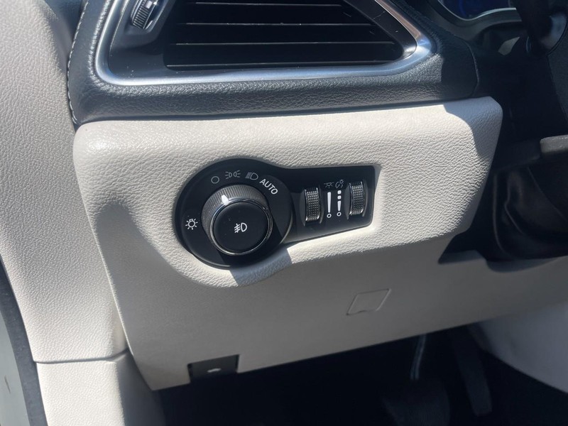 Chrysler Pacifica Vehicle Image 27