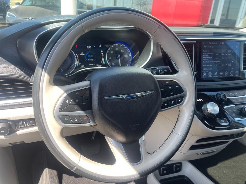 Chrysler Pacifica Vehicle Image 28