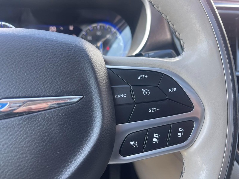 Chrysler Pacifica Vehicle Image 30