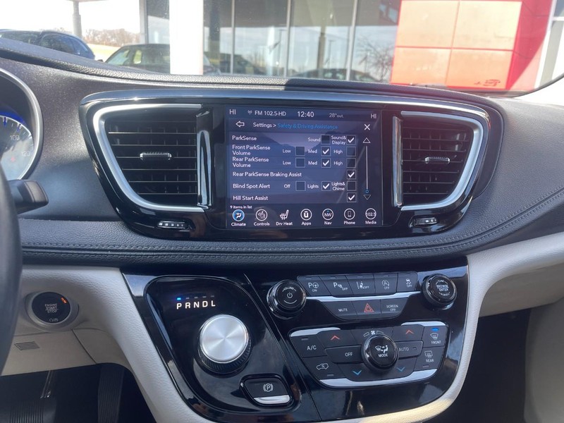 Chrysler Pacifica Vehicle Image 32