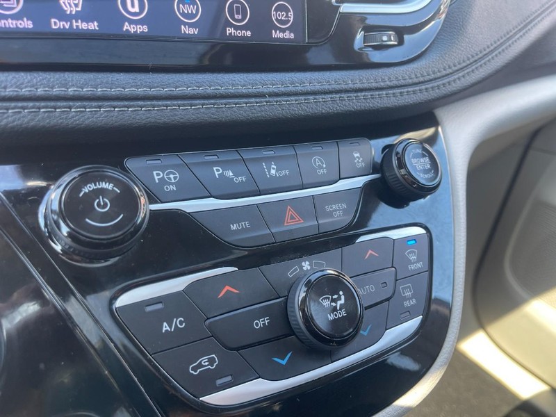 Chrysler Pacifica Vehicle Image 34