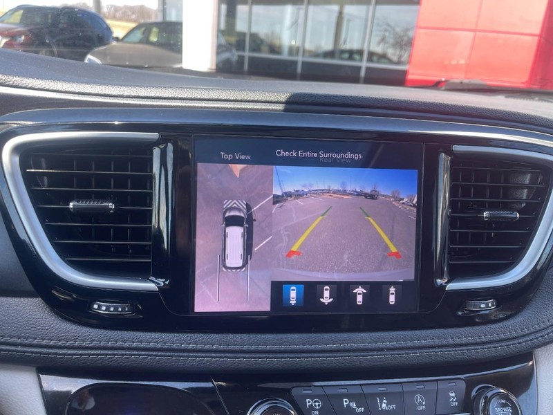 Chrysler Pacifica Vehicle Image 35