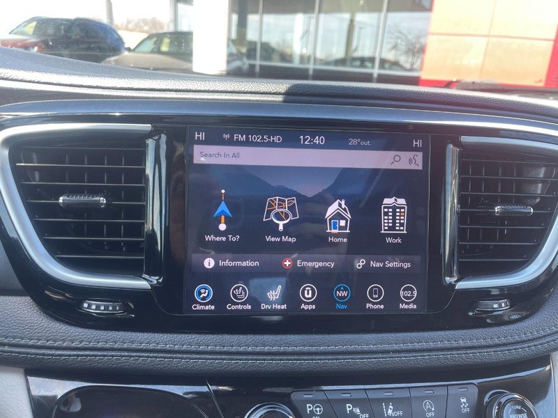 Chrysler Pacifica Vehicle Image 36