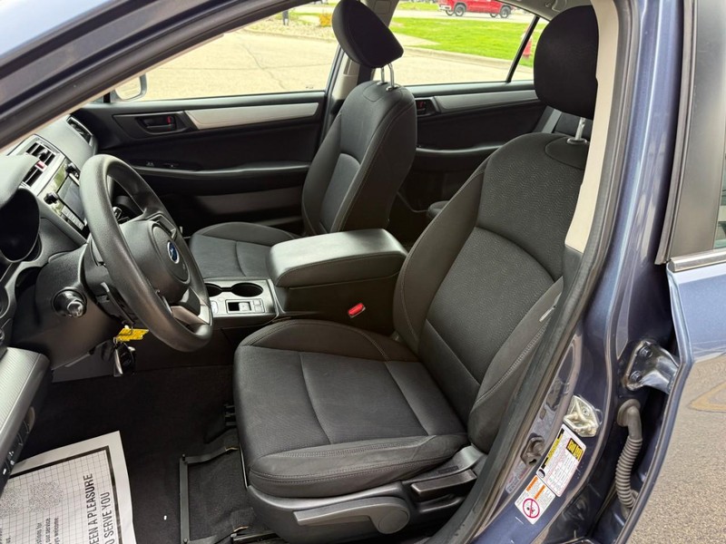 Subaru Legacy Vehicle Image 09