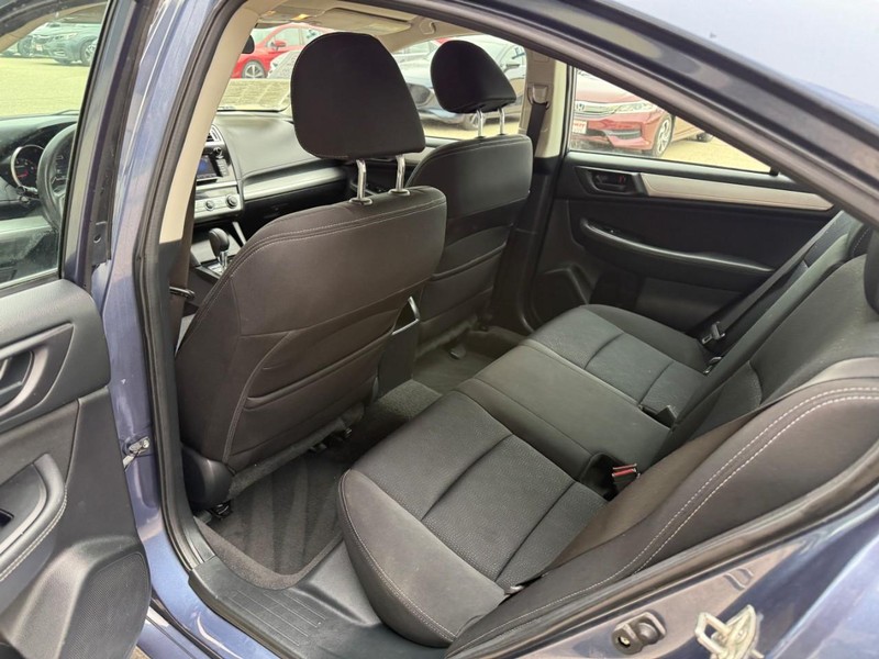 Subaru Legacy Vehicle Image 12