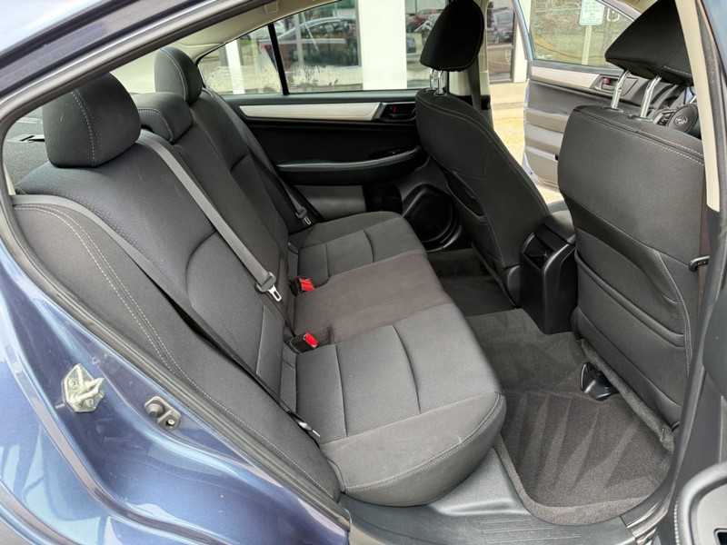 Subaru Legacy Vehicle Image 13