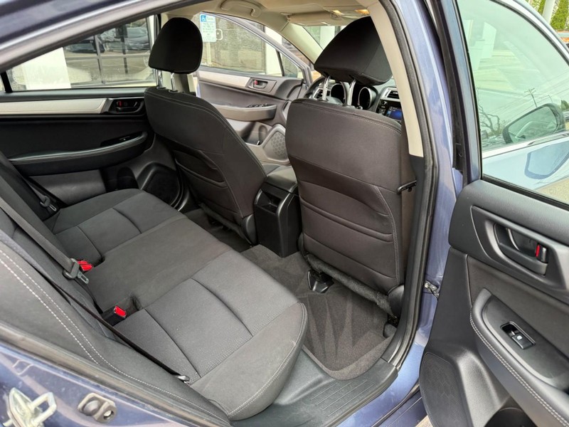 Subaru Legacy Vehicle Image 14
