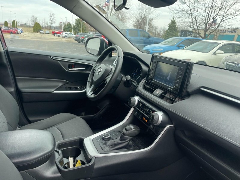 Toyota RAV4 Vehicle Image 02