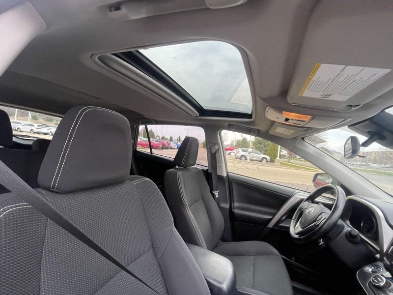 Toyota RAV4 Vehicle Image 04