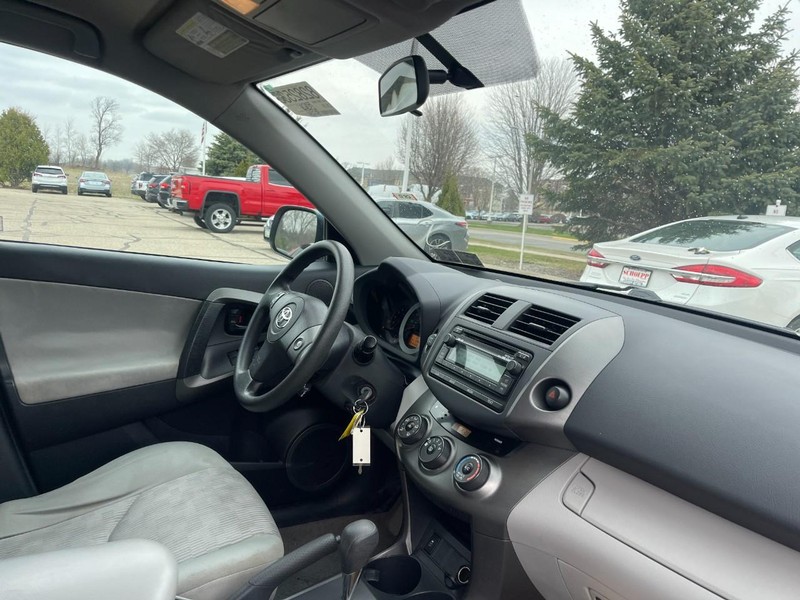 Toyota RAV4 Vehicle Image 02