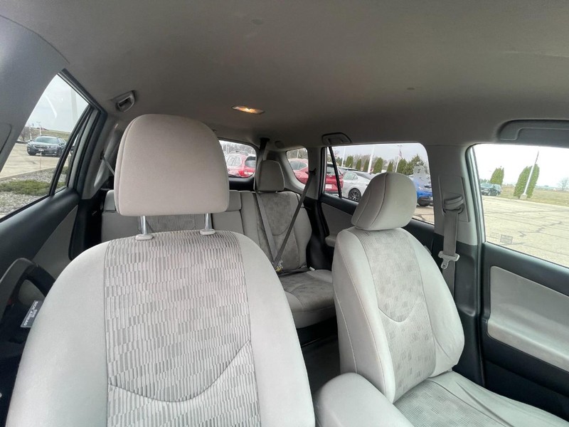 Toyota RAV4 Vehicle Image 04