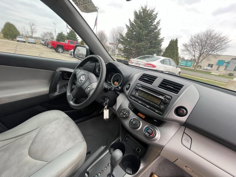 Toyota RAV4 Vehicle Image 05