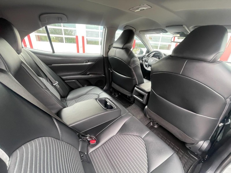 Toyota Camry Vehicle Image 12