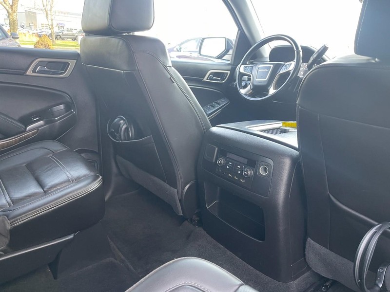 GMC Yukon Vehicle Image 12