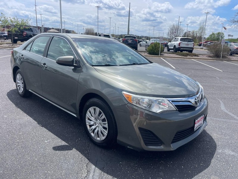 Toyota Camry Vehicle Image 02