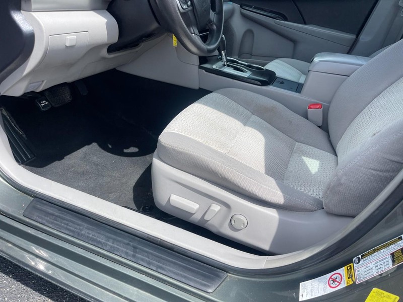 Toyota Camry Vehicle Image 11