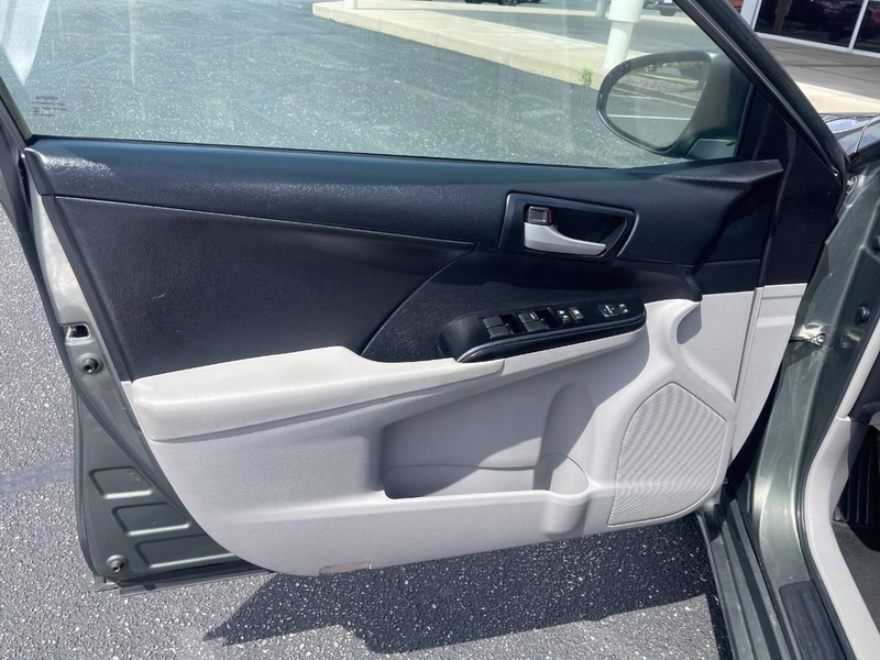Toyota Camry Vehicle Image 12