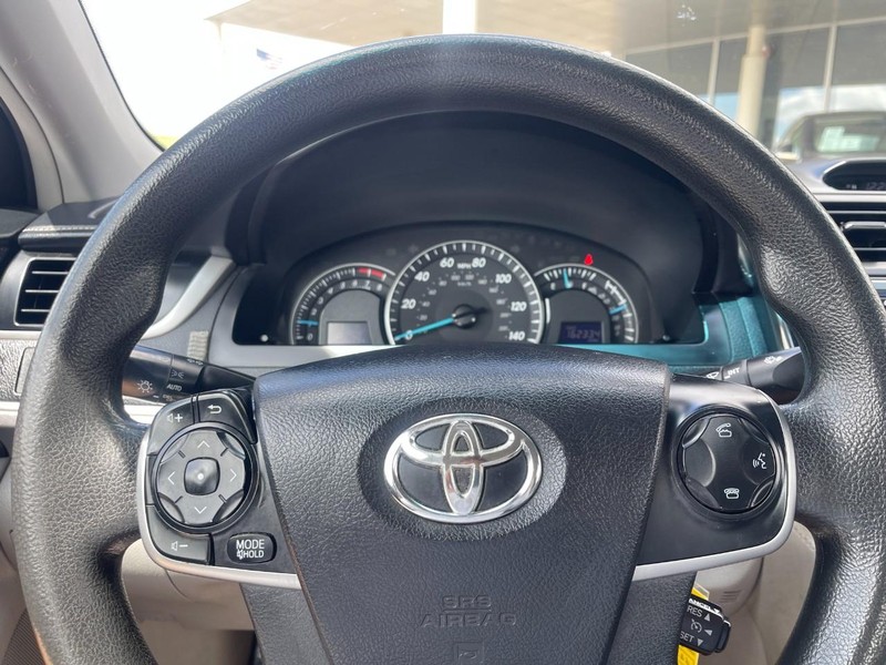 Toyota Camry Vehicle Image 14