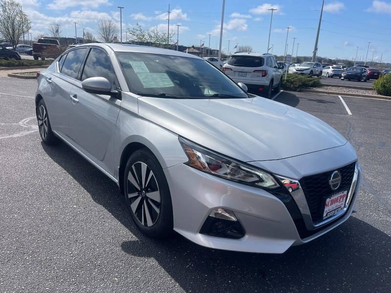 Nissan Altima Vehicle Image 02