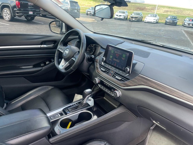 Nissan Altima Vehicle Image 09