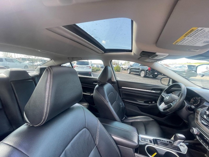 Nissan Altima Vehicle Image 10