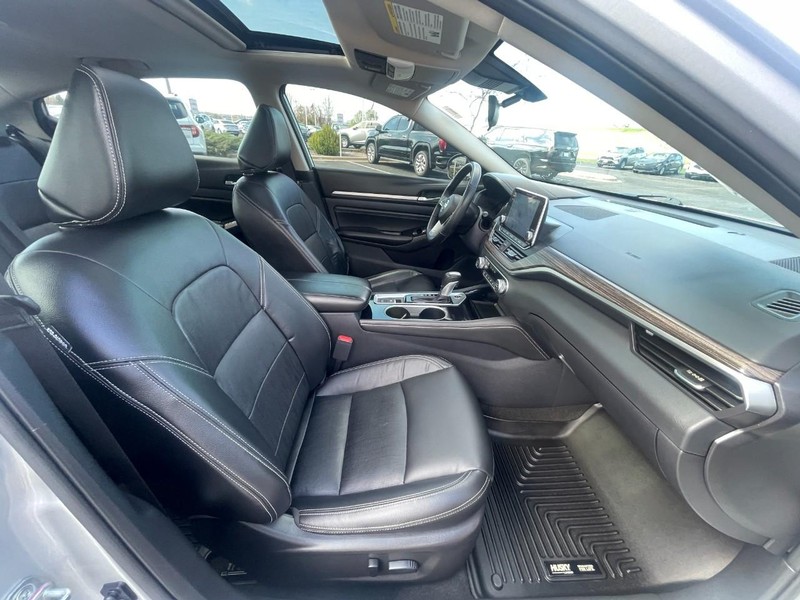 Nissan Altima Vehicle Image 11