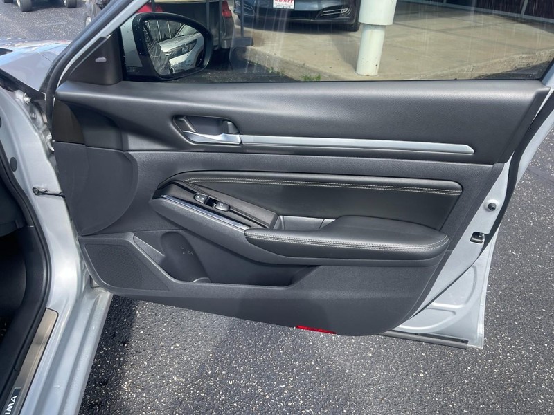 Nissan Altima Vehicle Image 12