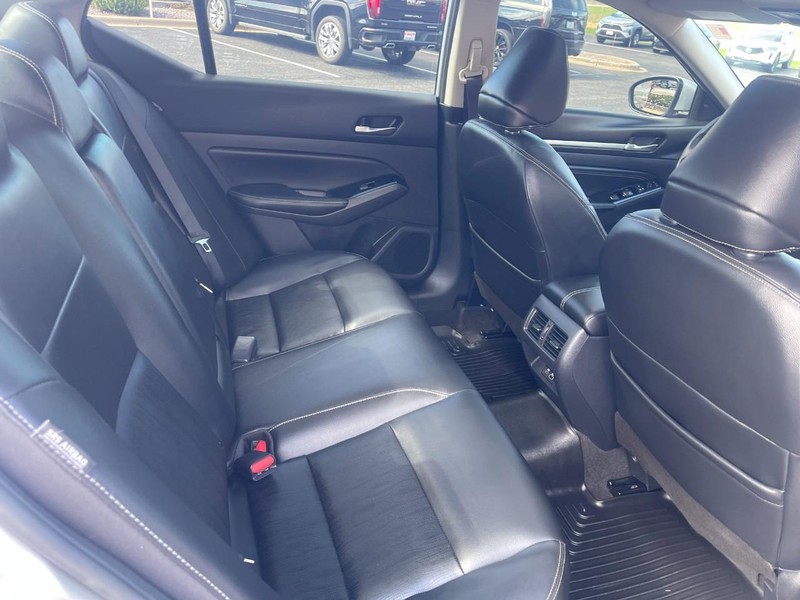 Nissan Altima Vehicle Image 13