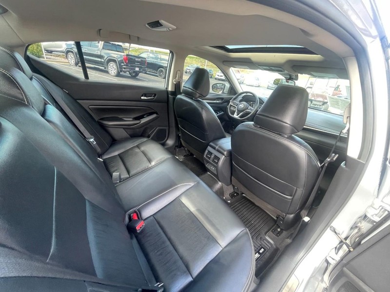 Nissan Altima Vehicle Image 14