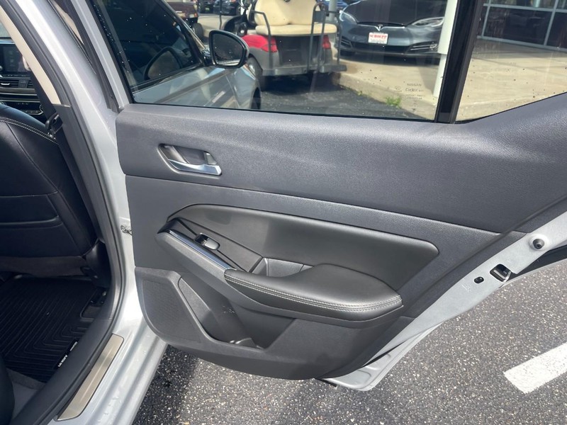 Nissan Altima Vehicle Image 15