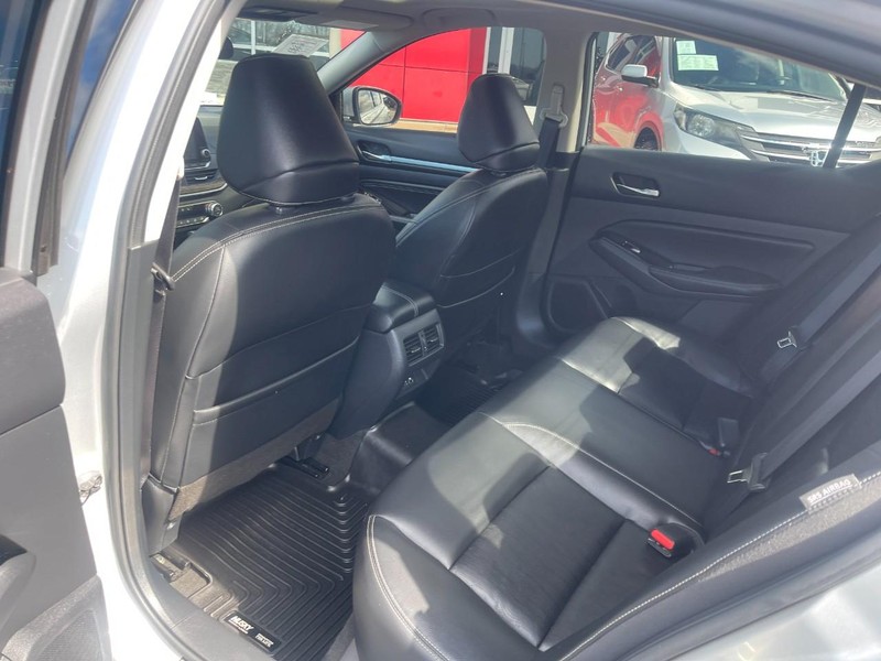 Nissan Altima Vehicle Image 17