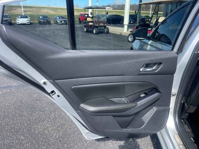 Nissan Altima Vehicle Image 18