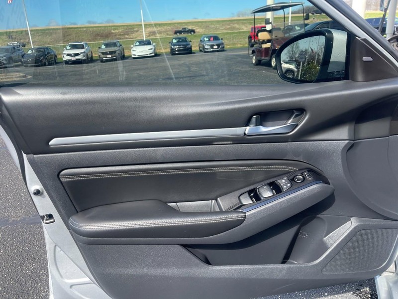 Nissan Altima Vehicle Image 21