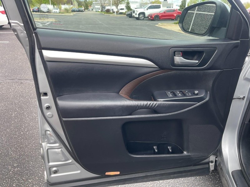 Toyota Highlander Vehicle Image 16