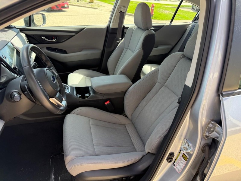 Subaru Legacy Vehicle Image 09
