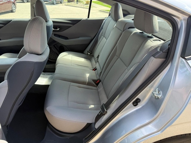 Subaru Legacy Vehicle Image 11