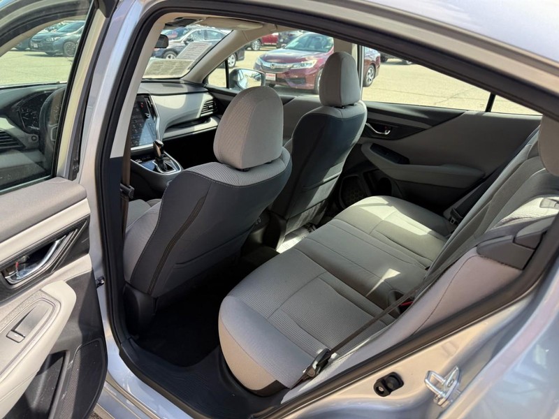 Subaru Legacy Vehicle Image 12