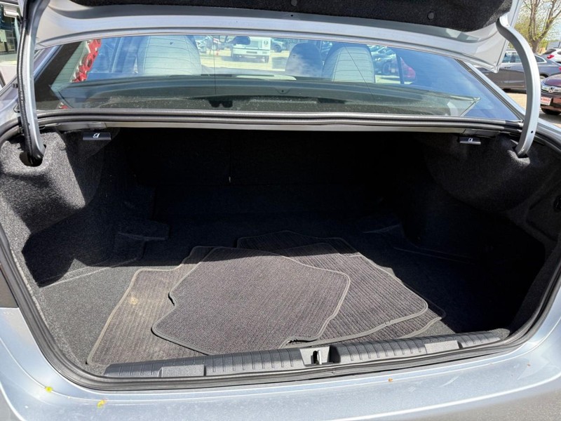 Subaru Legacy Vehicle Image 13
