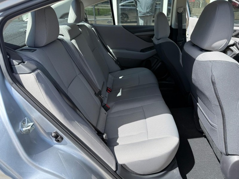 Subaru Legacy Vehicle Image 14