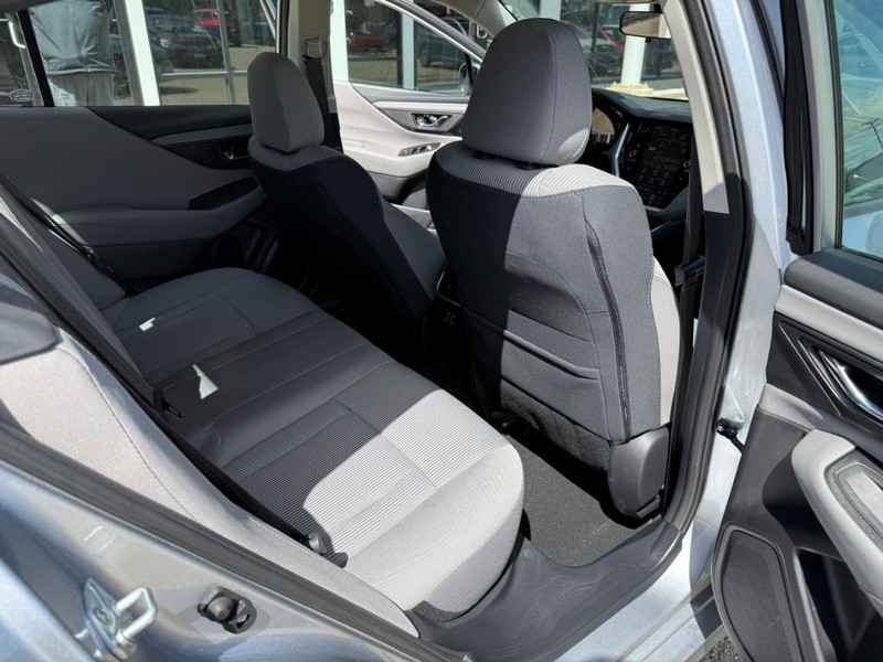 Subaru Legacy Vehicle Image 15