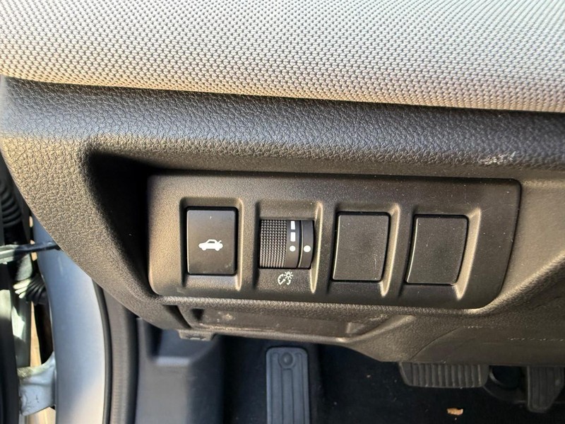 Subaru Legacy Vehicle Image 18