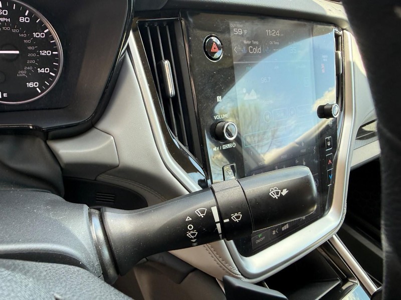 Subaru Legacy Vehicle Image 22