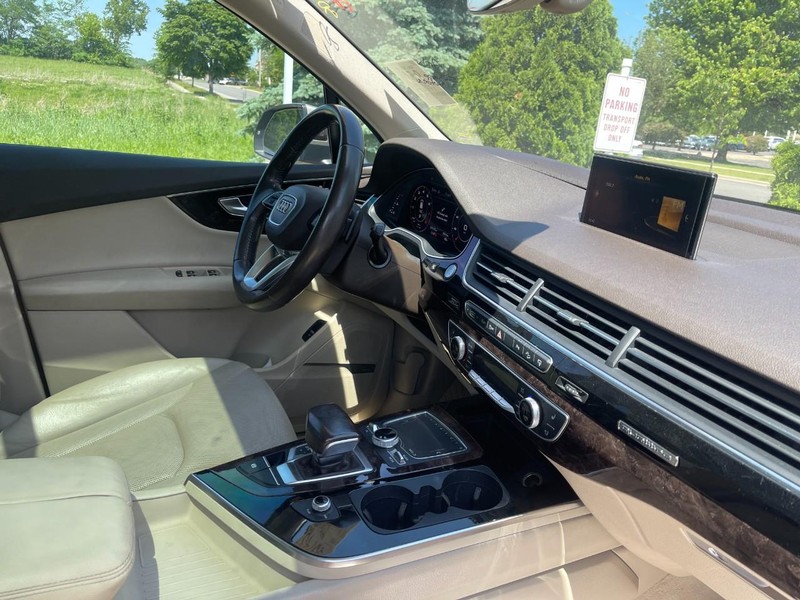 Audi Q7 Vehicle Image 02