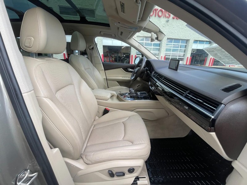 Audi Q7 Vehicle Image 11