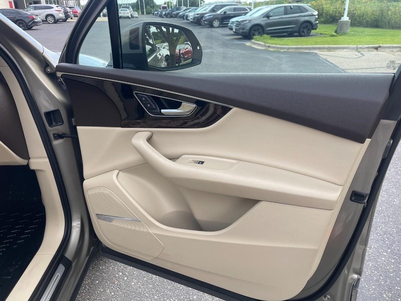 Audi Q7 Vehicle Image 12