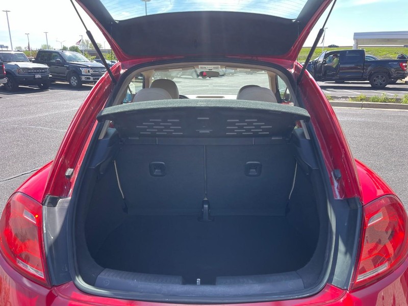 Volkswagen Beetle Coupe Vehicle Image 10