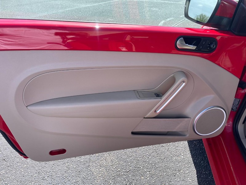 Volkswagen Beetle Coupe Vehicle Image 12